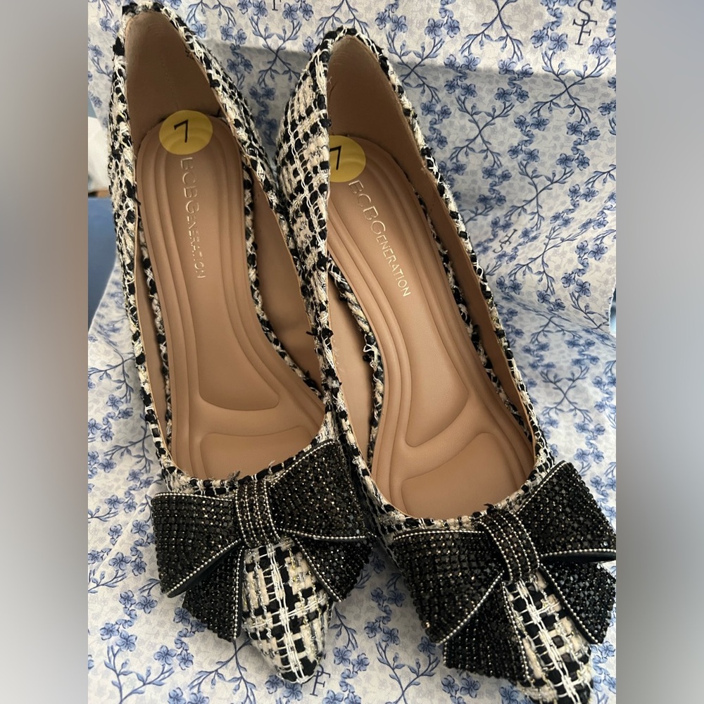 BCBG Sz.7 Heel/Pumps w/Statement Bows - BrandNew!